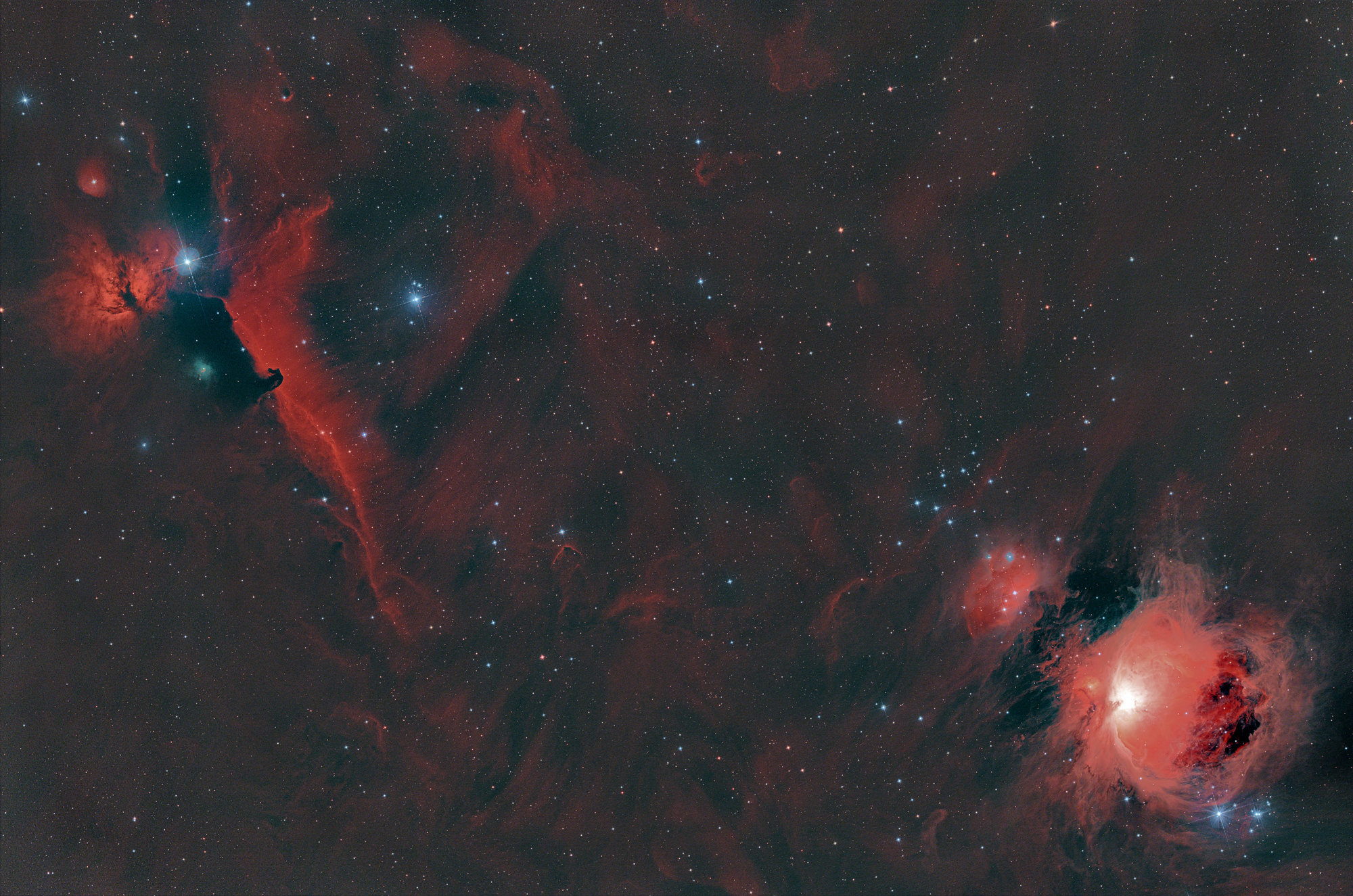 Weitfeldbild im Sternbild Orion. Orionnebel M 42 rechts unten,  Flammennebel NGC 2024 links oben und Pferdekopfnebel Barnard 33 rechts unterhalb des Flammennebels.
